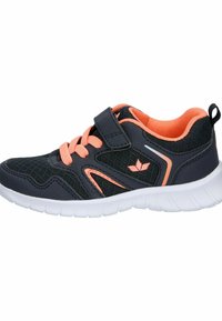 Schwarzer Sportschuh mit orangefarbenen Akzenten, atmungsaktives Obermaterial, gepolsterter Kragen, Schnürung und Klettverschluss, sowie einer weißen Gummisohle.