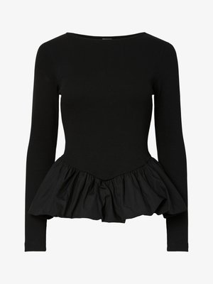 Czarna bluzka z długim rękawem, z dopasowanym prążkowanym korpusem i rozkloszowanym falbanowym dołem, wykonana z gładkiej tkaniny, oferująca kontrast warstwowej tekstury.