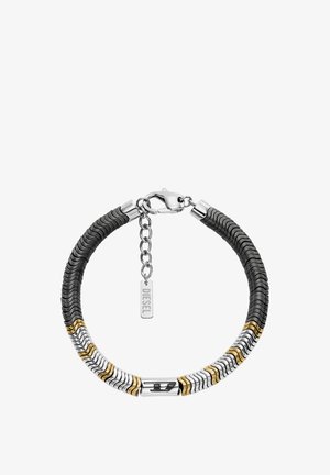 Schwarzes Gummiband mit silbernen und goldenen Akzenten, ausgestattet mit einer verbundenen Kette, einem Verschluss und einem kleinen gravierten Anhänger.