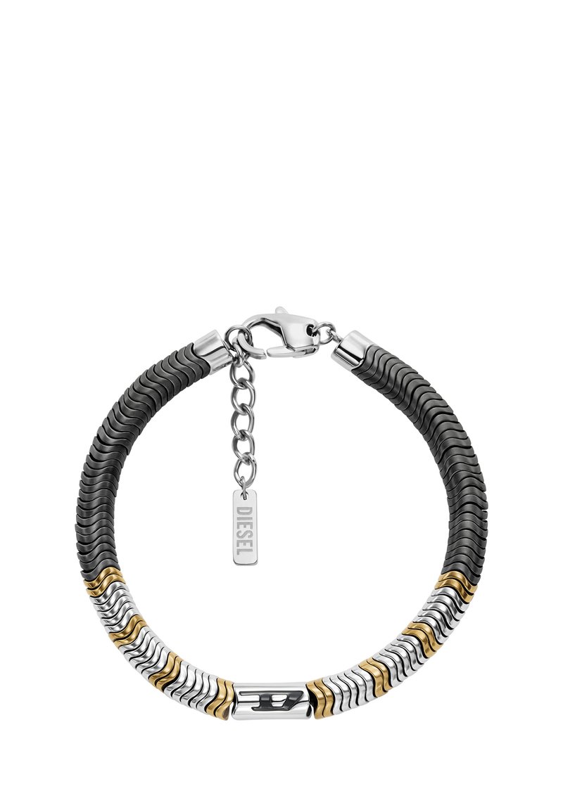 Černý gumový náramek se stříbrnými a zlatými akcenty, vybavený propojeným řetízkem, sponou a malou vyrytěnou známkou.