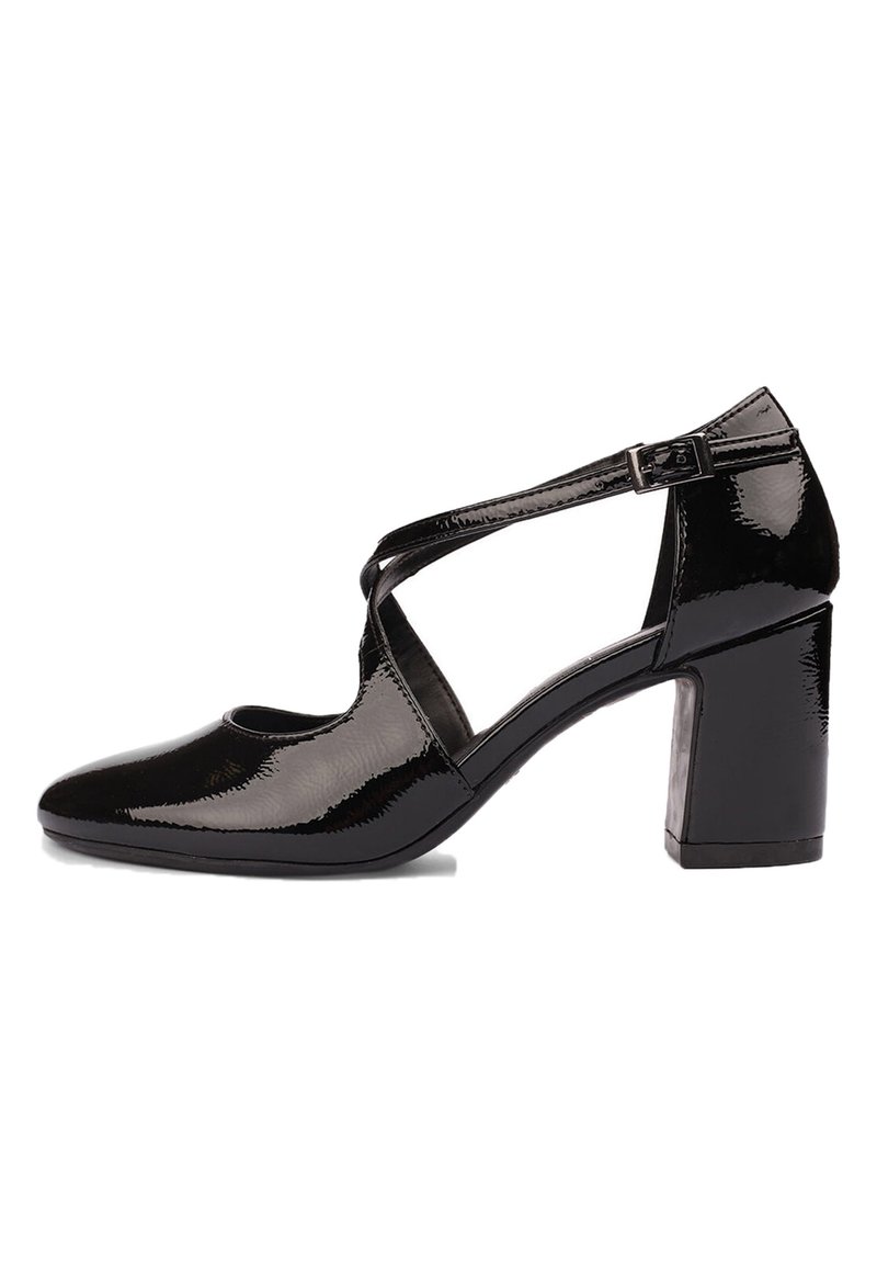 Talons en cuir verni noir avec un bout arrondi, une sangle entrecroisée et un design de talon bloc. Fini brillant mettant en valeur la texture. Détail de boucle réglable.