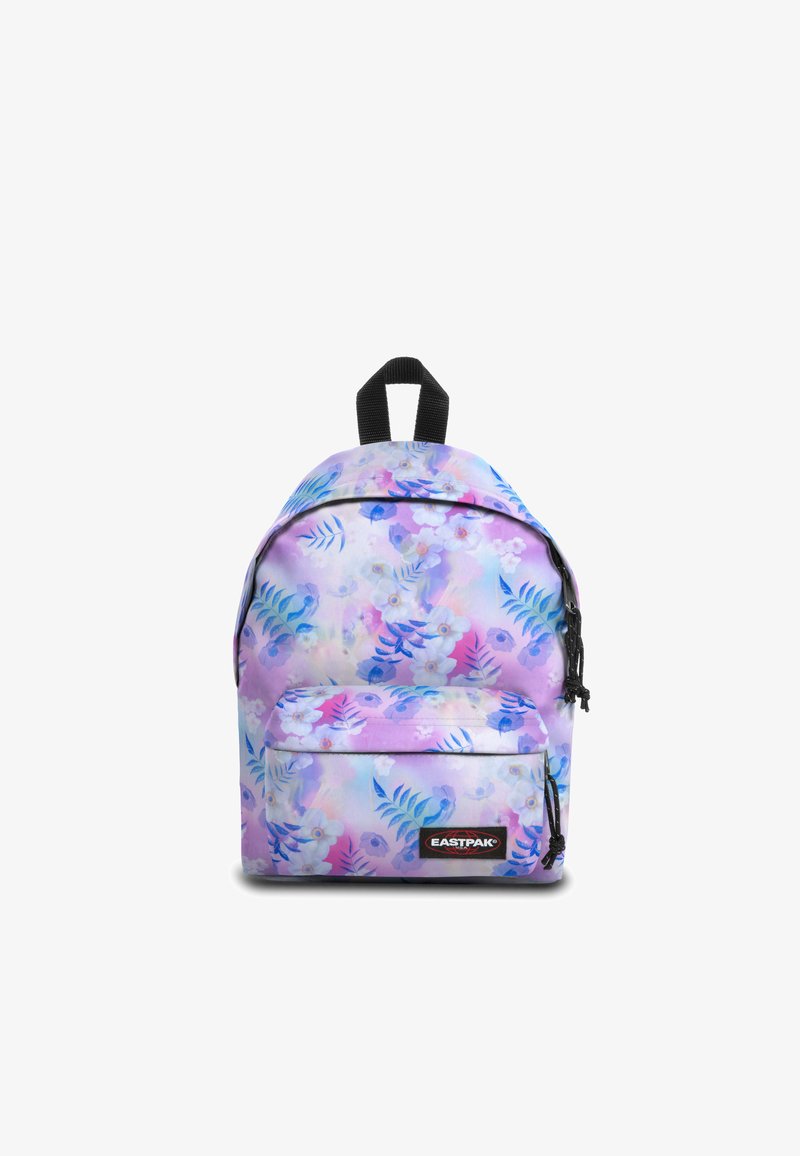 Mochila floral púrpura de tela suave, con un bolsillo frontal con cremallera, correas ajustables y un asa en la parte superior para un transporte fácil.
