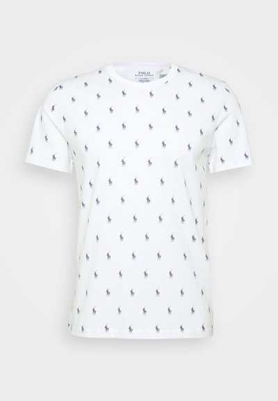 T-shirt branco de manga curta com um padrão repetido de logótipo de cavalo azul-marinho. Decote redondo; feito de material de algodão suave.