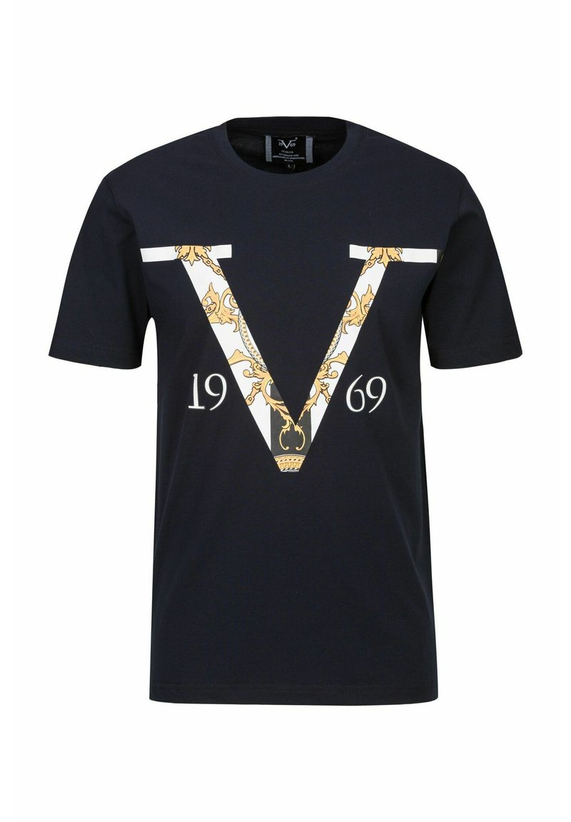Schwarzes Baumwoll-T-Shirt mit einem großen stilisierten weißen und goldenen "V"-Grafik, darunter das Jahr "1969". Kurze Ärmel und Rundhalsausschnitt.