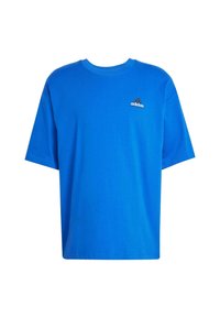 Modrá bavlnená tričko s krátkymi rukávmi, okrúhlym výstrihom a malým čiernym logom Adidas na ľavej hrudi. Jednoduchý, jednofarebný dizajn.