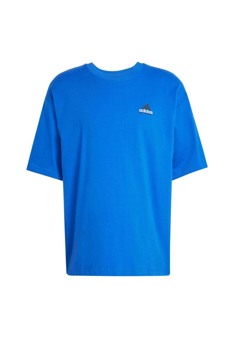 Blå bomulds T-shirt med korte ærmer, rund halsudskæring og et lille sort Adidas-logo på venstre bryst. Enkel, ensfarvet design.