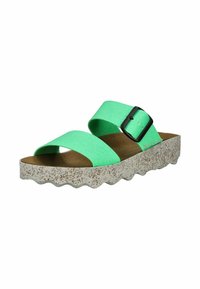 Sandali con cinturini verdi caratterizzati da due cinturini larghi, un plantare texturizzato simile al sughero e una suola piatta bianca maculata con un bordo ondulato.