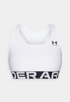 Sutien desportivo branco com um design de costas nadador. Apresenta uma faixa preta contrastante com "UNDER ARMOUR" em letras brancas em negrito. Textura do tecido suave.