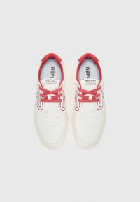 Weiße Sneaker mit roten Akzenten, mit durchlässigem Obermaterial für Atmungsaktivität, Schnürdesign und gepolstertem Kragen für Komfort.
