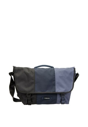 Bolso bandolera con bloques de color negro, azul oscuro y azul claro, correa de hombro ajustable, asa superior y cierres con hebilla delanteros.