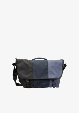 Messenger-Tasche mit schwarzen, dunkelblauen und hellblauen Farbblöcken, verstellbarem Schultergurt, oberem Griff und vorderen Schnallenverschlüssen.