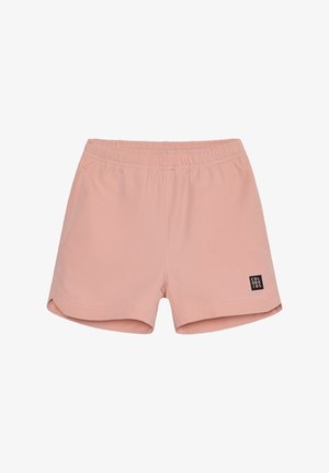 Hellrosa Shorts aus weichem Stoff mit elastischem Bund, zwei Seitentaschen und einem schwarzen Logoschild auf der unteren linken Seite.