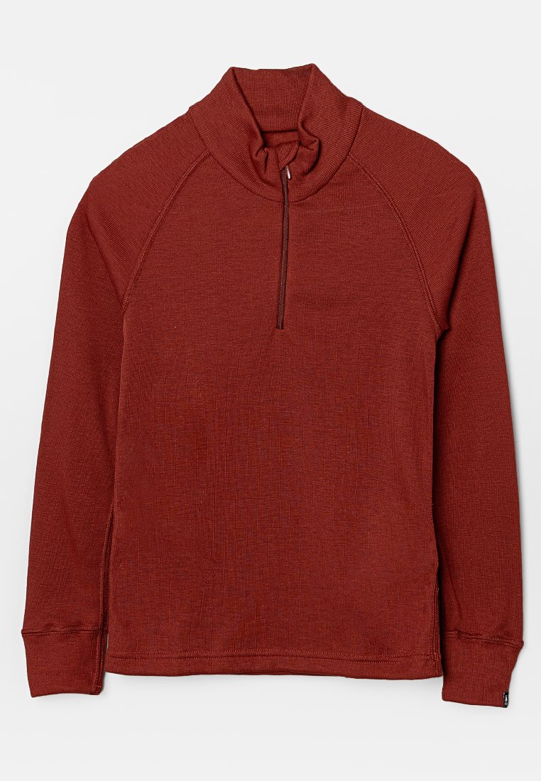 Pull rouge à manches longues avec un col montant et une fermeture éclair mi-hauteur, présentant un tissu texturé et des manches raglan. Les détails incluent un ourlet cousu.
