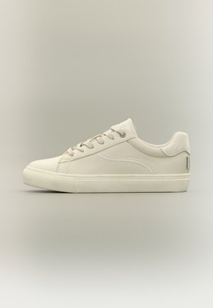 Pantof sport beige cu talpă joasă, închidere cu șireturi, model în valuri cusut pe lateral și guler căptușit, pe fundal neutru simplu.