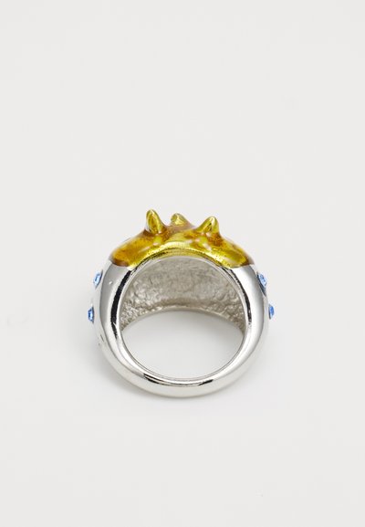 Anello in argento con finitura strutturata, dotato di una parte superiore in oro altamente lucido e dettagli blu sui lati. Forma circolare con dettagli intricati.