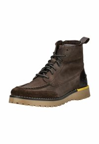 Hnědé semišové kotníkové boty s polstrovaným límcem, černými koženými detaily, žlutým prvkem na patě a texturovanou gumovou podrážkou pro lepší přilnavost.