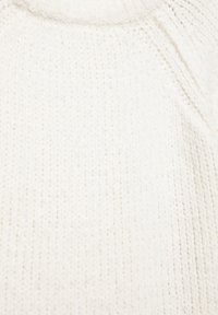 Weißer Strickpullover mit strukturiertem, geripptem Design. Verfügt über einen hohen, abgerundeten Ausschnitt und einen weichen Stoff. Leichtes und gemütliches Erscheinungsbild.