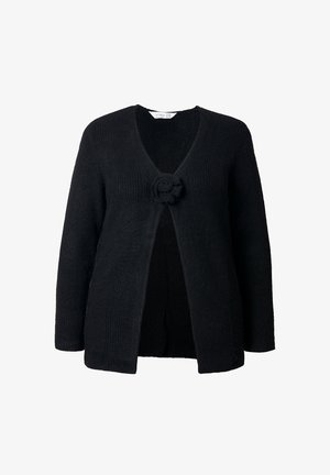 Czarny dziergany kardigan z długimi rękawami, dekoltem w kształcie litery V oraz dekoracyjnym zapięciem w postaci materiałowego kwiatka na środku przodu.