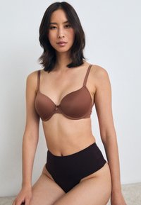 Spanx SPANXSUPERSMOOTH™ UNDIE-TECTABLE® THONG - Siaurikės - truffle brown