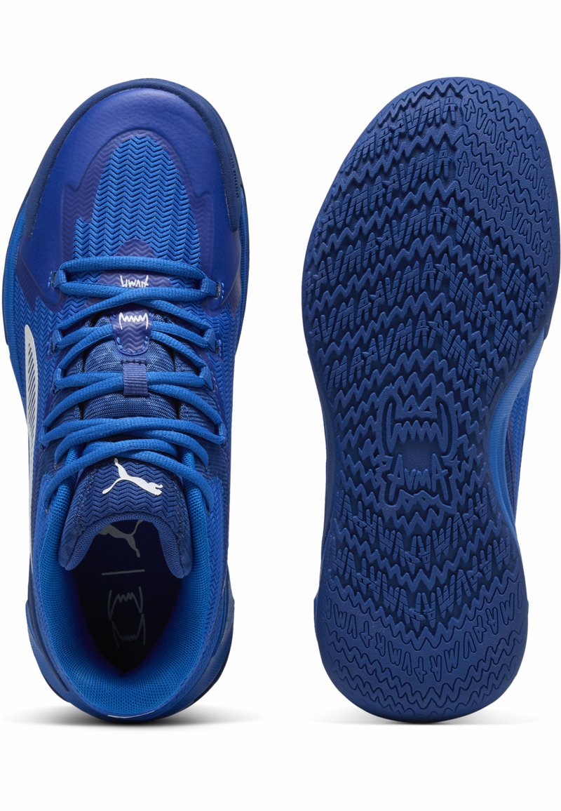 Scarpe sportive blu con tomaia testurizzata, accenti bianchi del logo e una suola di gomma con motivo. Presentano un laccio intricato e area della caviglia imbottita.