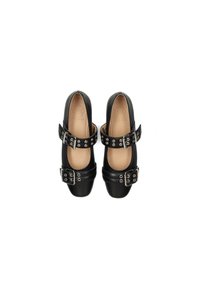 Zapatos de cuero negro con puntera cuadrada, que cuentan con dos hebillas ajustables con tachuelas metálicas y una plantilla acolchada beige.