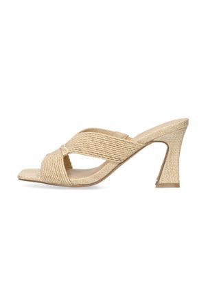 Mules de tacón beige con parte superior de tejido trenzado, punta abierta y diseño de tiras cruzadas. Acabado texturizado, tacón cónico y suela plana.
