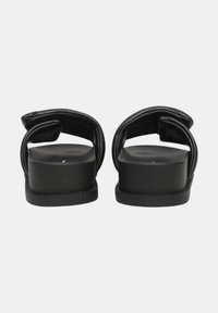 Sandali platform neri con un design a fascia imbottita. Finitura liscia e opaca e un tacco chunky per un'altezza e stabilità aggiuntive.