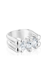 Anillo de plata que presenta tres piedras claras, cortadas en óvalo, montadas en un diseño moderno y superpuesto con acentos redondeados. Acabado pulido.