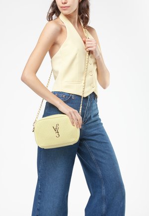 V73, BORSA A SPALLA CAMILLE. - Bandolera - giallo