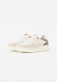 Sneakers met een bovenwerk van wit leer, beige suède accenten, een panterprint op de hak en een dikke witte rubberen zool. Voorzien van een oranje label en gouden hardware.