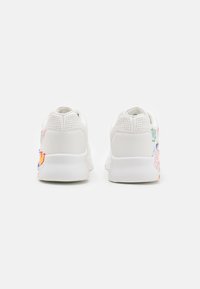 Weiße Sneaker mit einem glatten Lederoberteil, das farbenfrohe Blumenstickereien an der Seite aufweist, runder Zehenbereich und gepolsterte Sohlen.