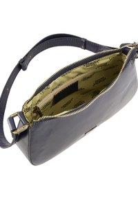 Navy Lederbeutel mit glatter Oberfläche, goldfarbigem Reißverschluss und beigem Innenraum mit wiederholtem Branding. Schlankes Design mit verstellbarem Tragegurt.