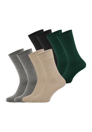 Vier paar sokken tot halverwege de kuit in grijs, beige, zwart en donkergroen, naast elkaar gelegd tegen een witte achtergrond.