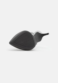 Chaussure à talon transparent avec un bout pointu. Tige transparente avec des accents métalliques. Semelle en caoutchouc noir dotée d'un motif de grip texturé.