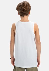 Witte katoenen tanktop met een ronde halslijn, mouwloos ontwerp en een effen achterkant. Heeft een losse pasvorm, geschikt voor casual draagmomenten.