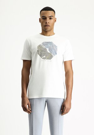 Kigili RUNDHALSAUSSCHNITT GEMUSTERT REGULAR FIT - Camiseta estampada - ecru