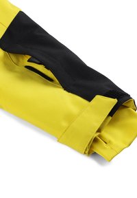 Gelbe wasserdichte Jacke mit schwarzen Akzenten. Verfügt über eine glatte Textur, einen Klettverschluss und umgeschlagene Ärmel. Strapazierfähiges synthetisches Material.