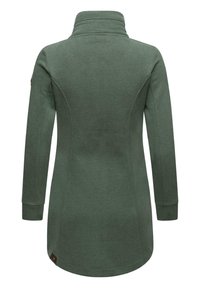 Zöld, hosszú ujjú tunika magas gallérral, textúrált anyagból készült. Oldalsó varrásokkal és egy kis márkás logóval rendelkezik az alján.