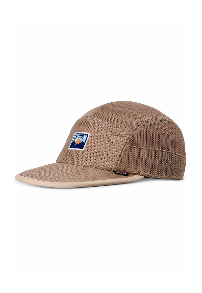 Gorra de malla marrón con una corona redondeada, visera plana y un logotipo de montaña azul y blanco en la parte frontal. Presenta un diseño estructurado y un ribete en contraste.