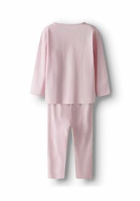 Ensemble composé d'un haut à manches longues rose clair et d'un pantalon assorti au design simple, vu de dos sur fond blanc.