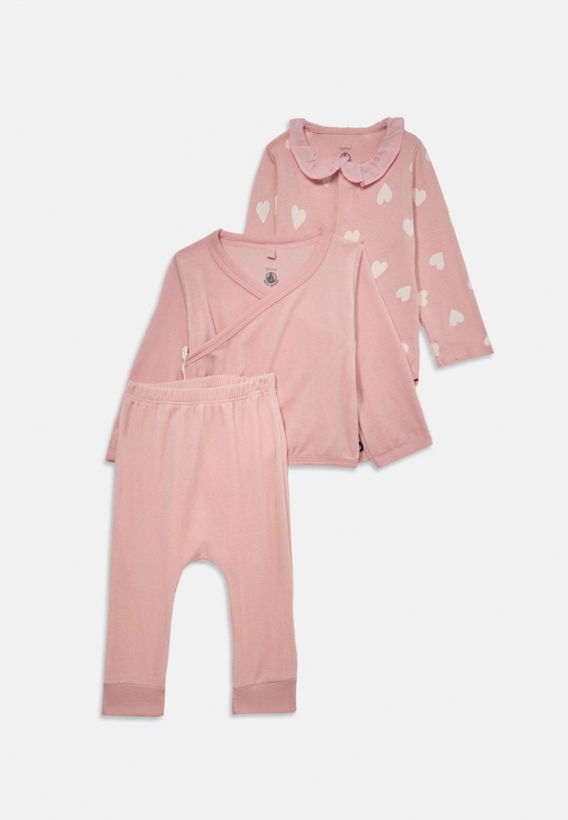 Trijų dalių rožinė kūdikio apranga: ilgomis rankovėmis marškiniai su širdelių raštu ir raukšlėta apykakle, apvyniota bluzonė ir derančios kelnytės. Minkšta medvilnė.