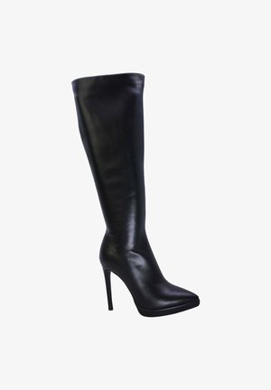 Stivaletti neri in pelle, alti fino al ginocchio, con punta affusolata e tacco a stiletto alto. Texture liscia, design minimal, senza chiusure o decorazioni visibili.