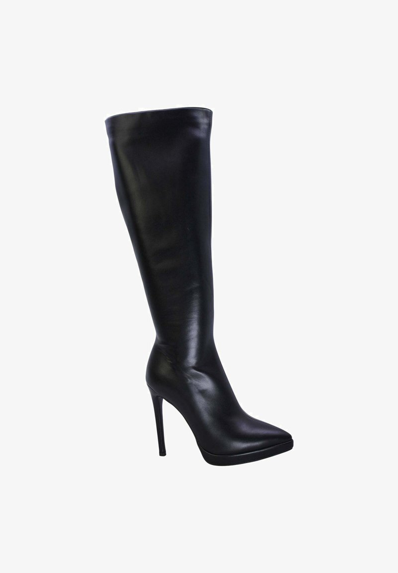 Stivaletti neri in pelle, alti fino al ginocchio, con punta affusolata e tacco a stiletto alto. Texture liscia, design minimal, senza chiusure o decorazioni visibili.