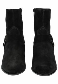 Botines de ante negro hasta el tobillo con una ligera punta afilada, cremallera lateral y una correa decorativa con herrajes plateados y detalles de costura.