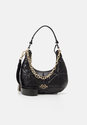 Czarna pikowana torba na ramię ze złotym łańcuszkiem i logo "Love Moschino" z przodu, wyposażona w dwa paski do noszenia.
