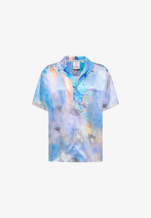 Kurzarmhemd aus leichtem Stoff, mit einem blauen und pastellfarbenen abstrakten Muster, das verschiedene Texturen aufweist, sowie einer Knopfleiste vorne.