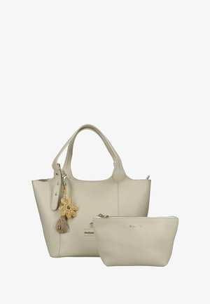 Borsa tote in pelle beige con doppi manici e un ciondolo a forma di fiore con nappina, accompagnata da una pochette beige abbinata con cerniera.
