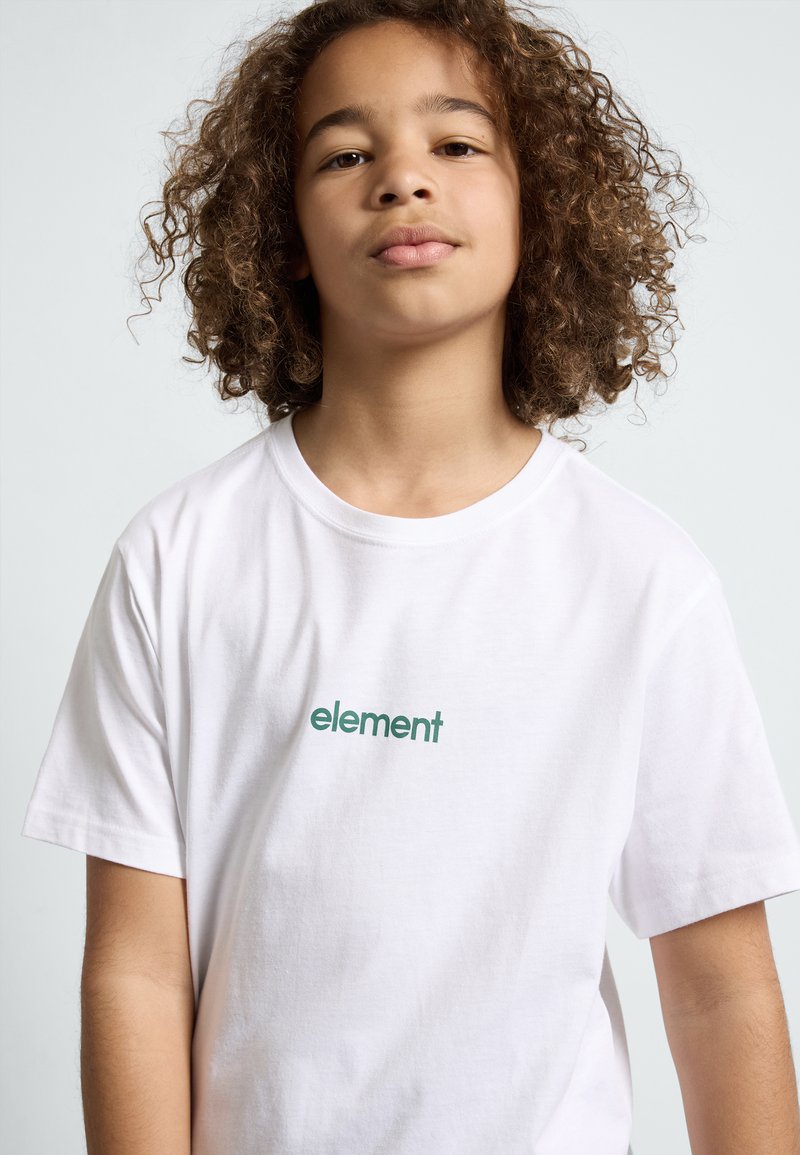 Hvit bomull T-skjorte med korte ermer, med grønn "element" tekst trykket på brystet. Strukturert stoff med klassisk rund halsdesign.