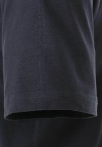 Mørkeblå bomulds t-shirtærme, kort og glat tekstur, med en ren kant og diskret syninger langs kanten.