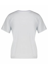 Světle modré tričko s krátkým rukávem a kulatým výstřihem, vyrobené z měkké bavlny, s hladkým povrchem a přiléhavým střihem.